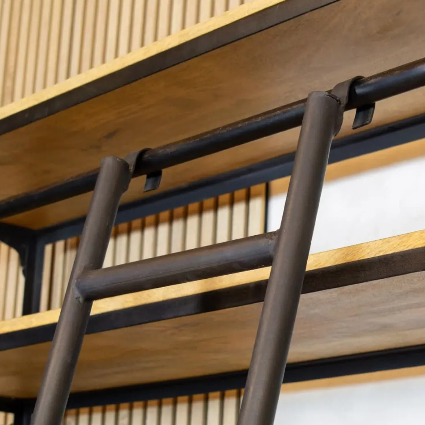 Boekenkast Industrieel mangohout Ladder Big zwart