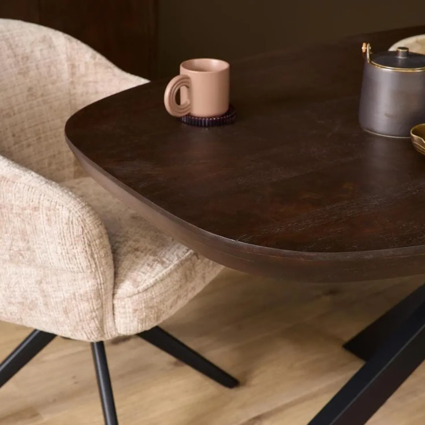 Eettafel Martin Deens ovaal Walnoot Zwarte poot 280cm