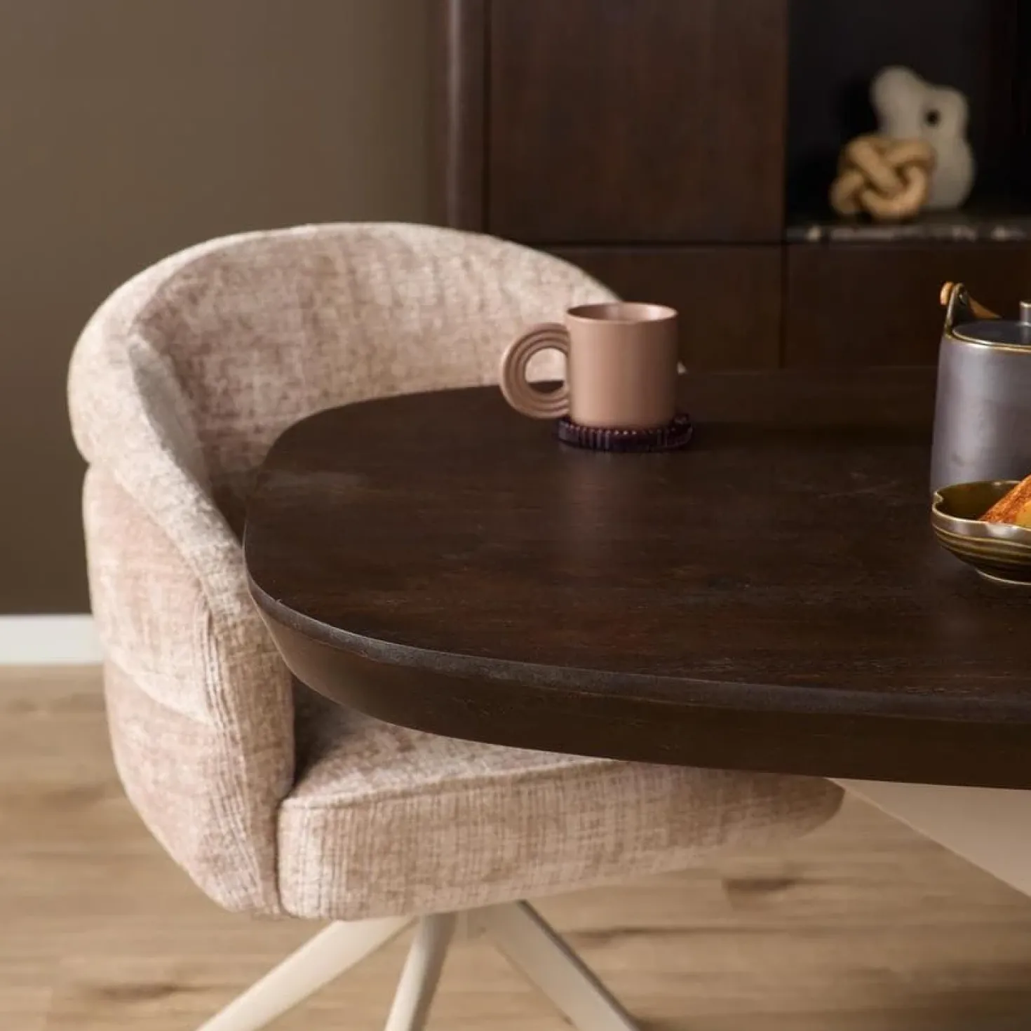Eettafel Martin Deens ovaal Walnoot Zand poot 280cm