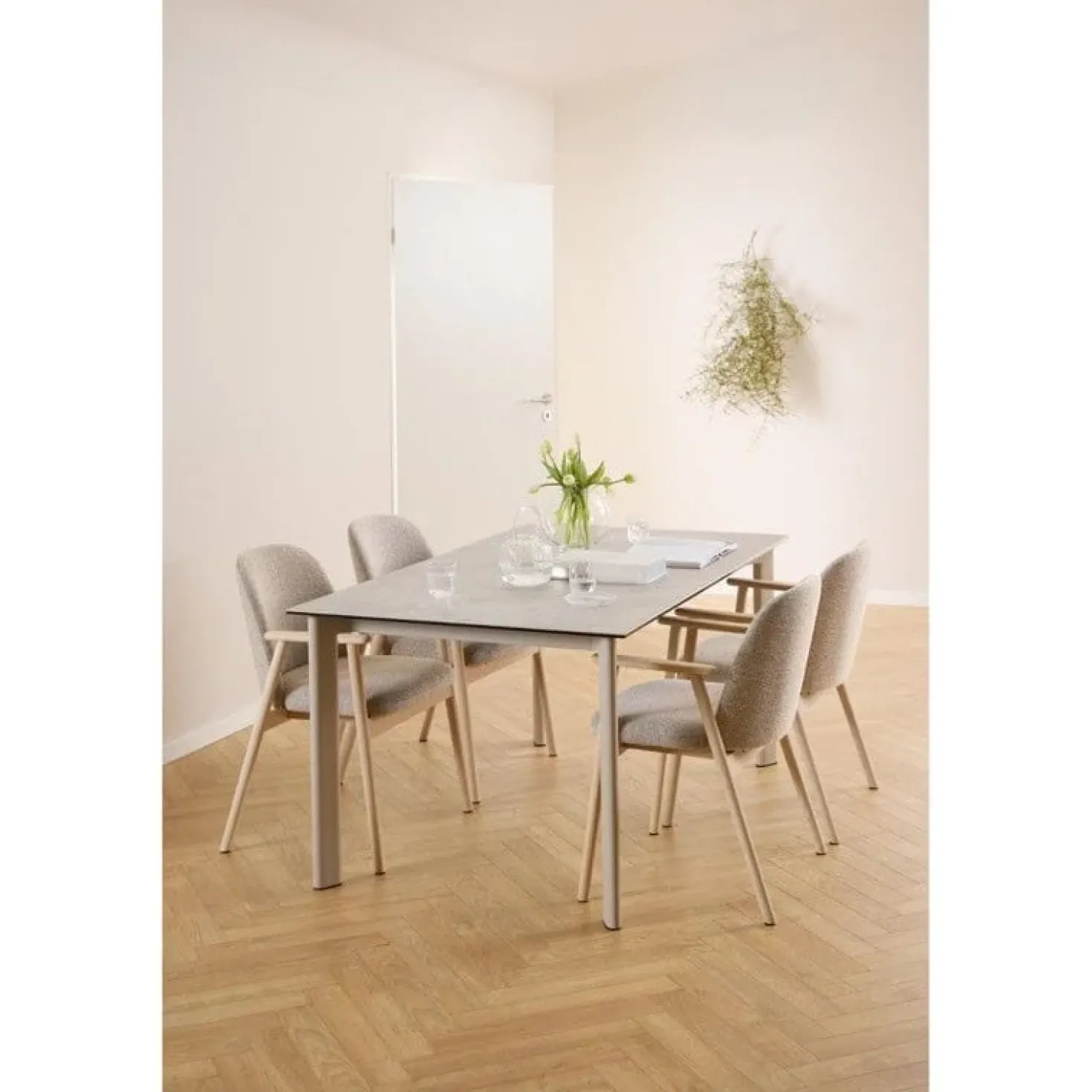 Evron Eetkamerstoel Beige met naturel poten