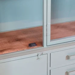 Figue vitrinekast hoog olijfgroen houten planken 136cm
