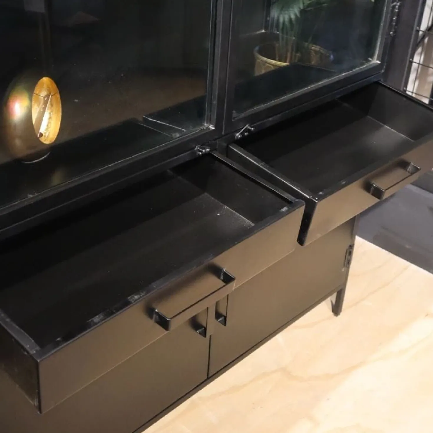 Figue vitrinekast industrieel zwart 120cm