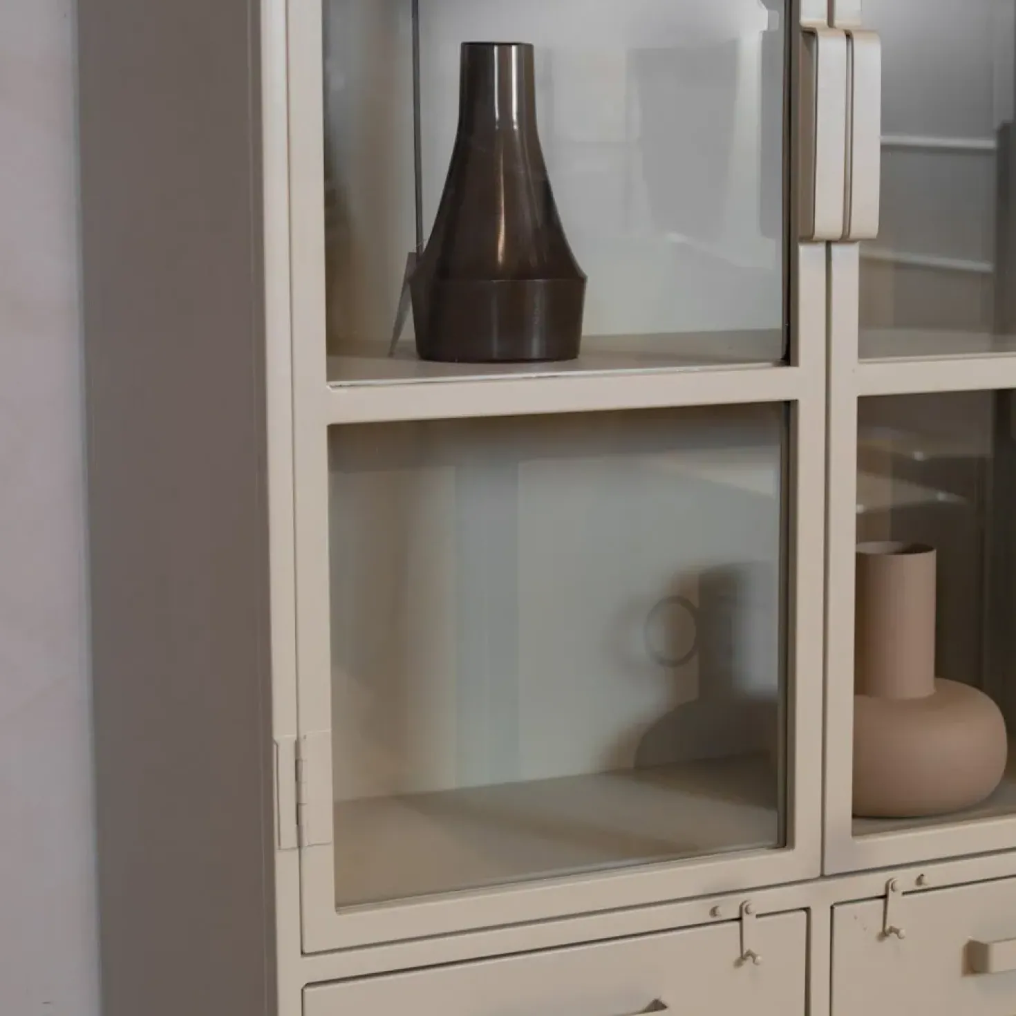 Figue vitrinekast industrieel taupe binnenkant 90cm
