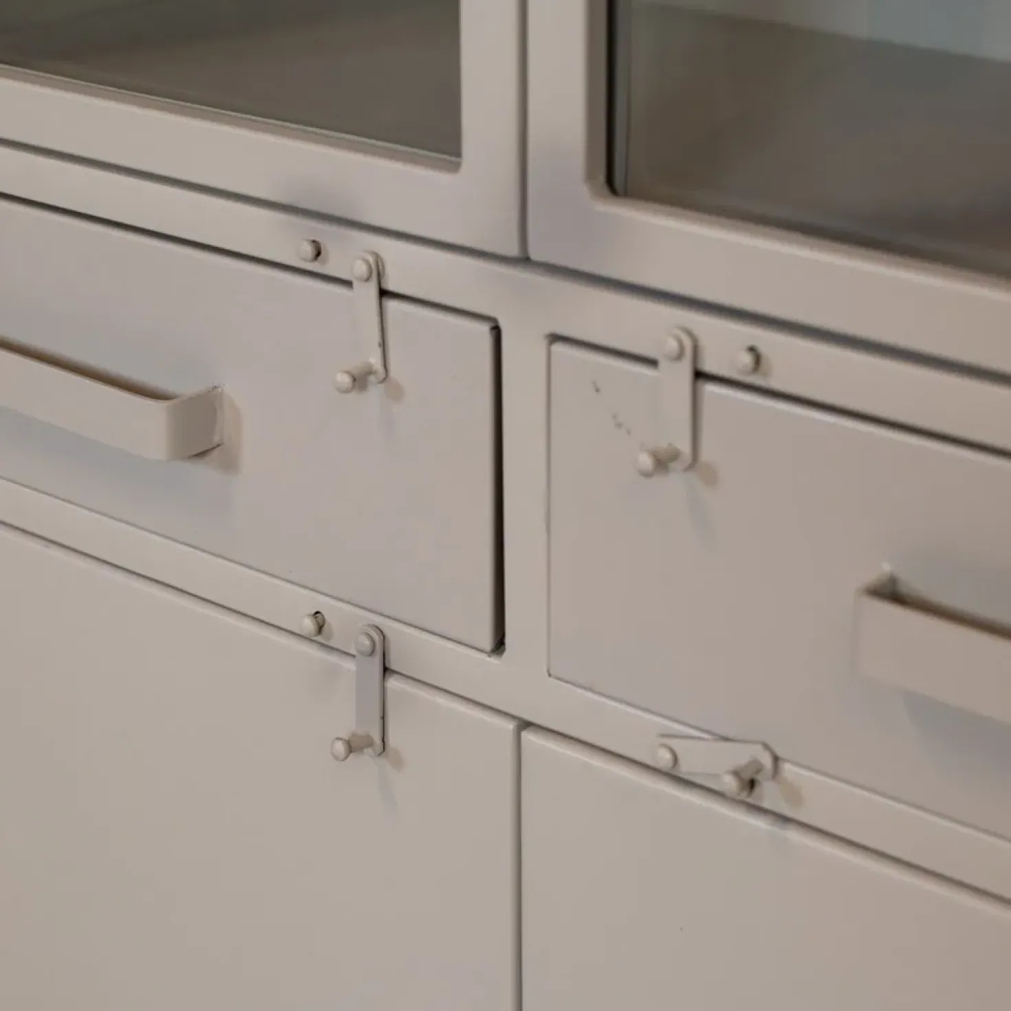 Figue vitrinekast industrieel taupe binnenkant 90cm