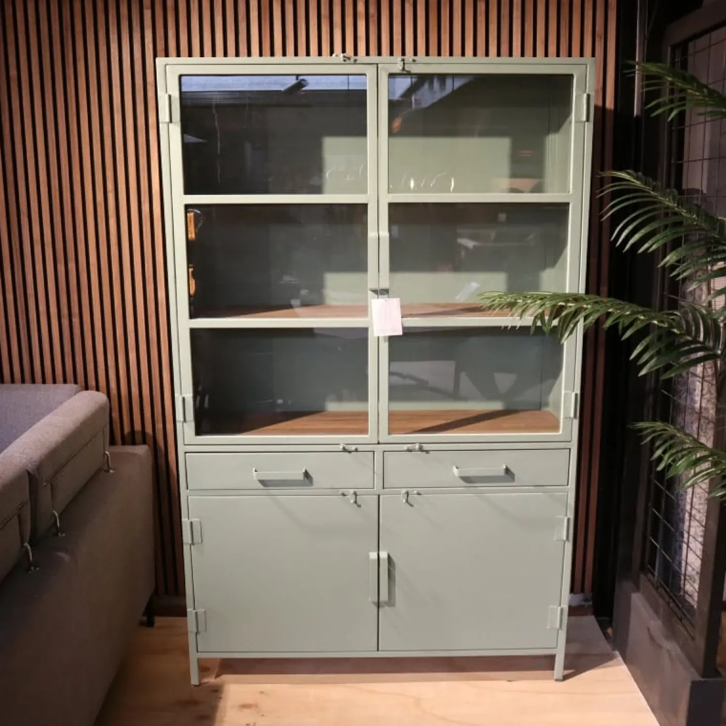 Figue vitrinekast industrieel olijfgroen / houten planken 120cm