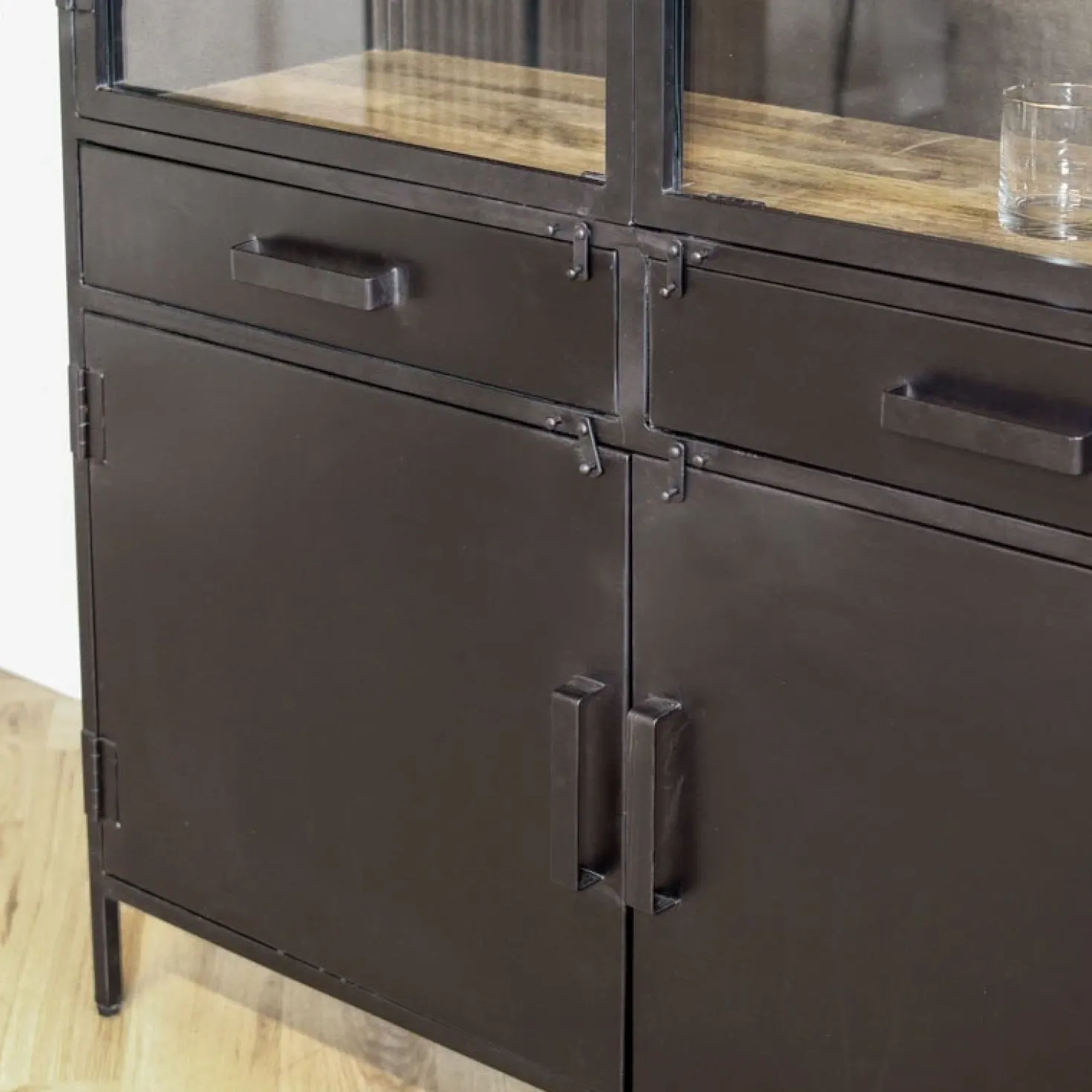Figue vitrinekast industrieel zwart houten planken 120cm