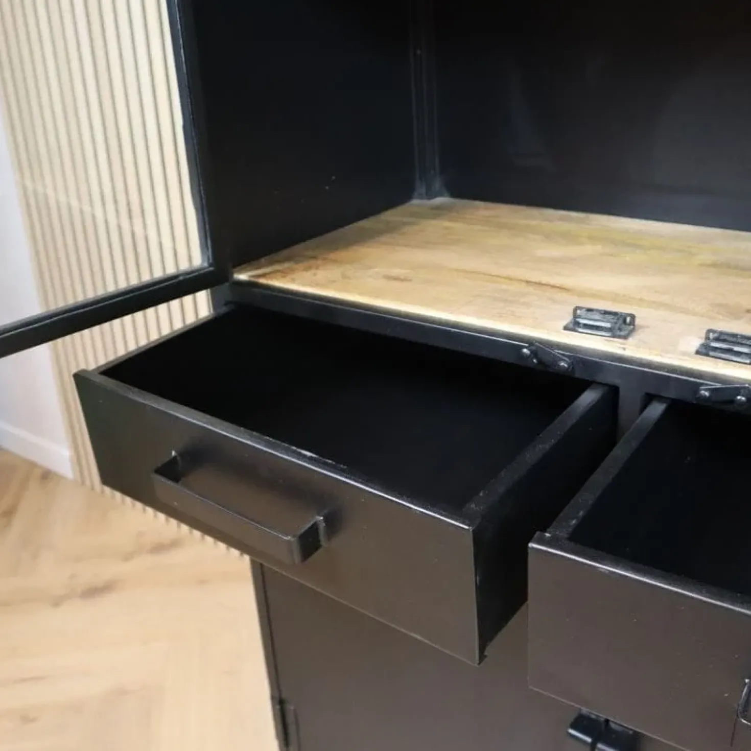Figue vitrinekast industrieel zwart / houten planken 90cm