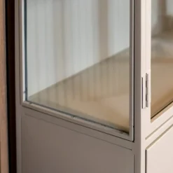Figue vitrinekast industrieel taupe binnenkant zijkant glas 120cm