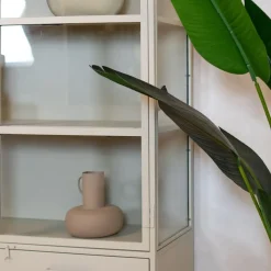 Figue vitrinekast industrieel taupe binnenkant zijkant glas 120cm