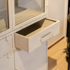 Figue vitrinekast industrieel taupe zijkant glas 90cm