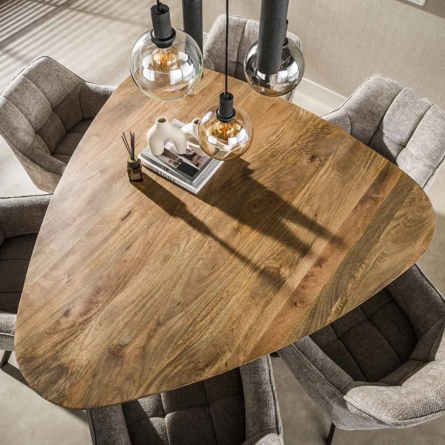 Jean Eettafel Driehoekig Mangohout 150cm