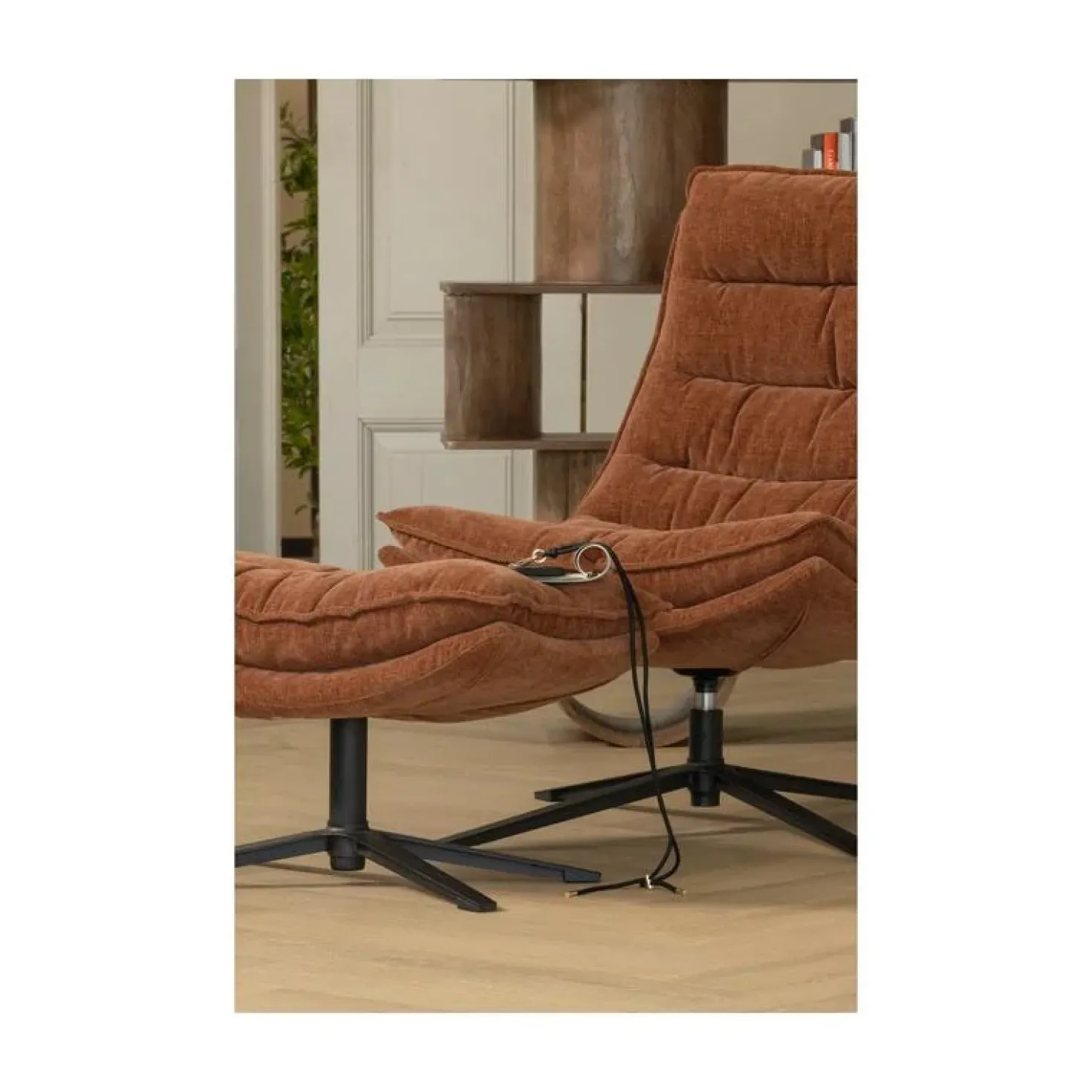 Kube Draaifauteuil met hocker bruin