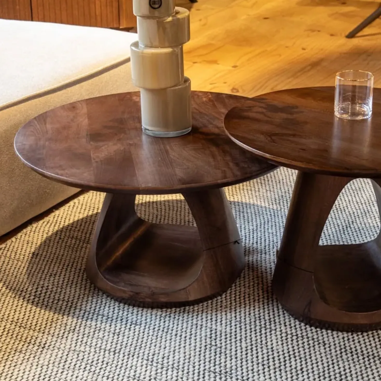 Mike Salontafel rond Walnoot Medium 70cm