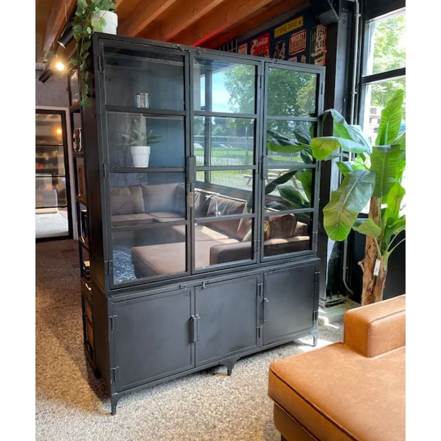 Olaf vitrinekast industrieel zwart 160cm