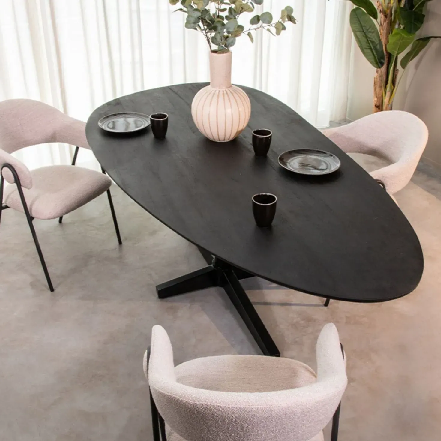 Rosie Eetkamertafel organisch Zwart 180 cm